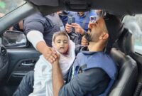 Jurnalis Mohammed Alaloul menggendong jasad putranya yang syahid oleh bom Israel, Ahad, 5 November 2023. (Twitter)
