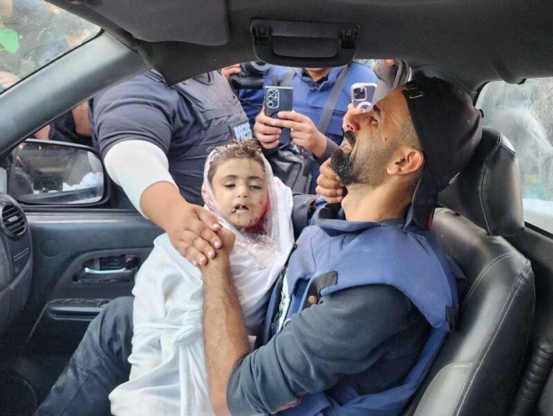 Jurnalis Mohammed Alaloul menggendong jasad putranya yang syahid oleh bom Israel, Ahad, 5 November 2023. (Twitter)
