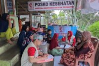 Tim Medis Mer-c memberikan bantuan pengobatan yang dilakukan di posko/Foto:Mer-c