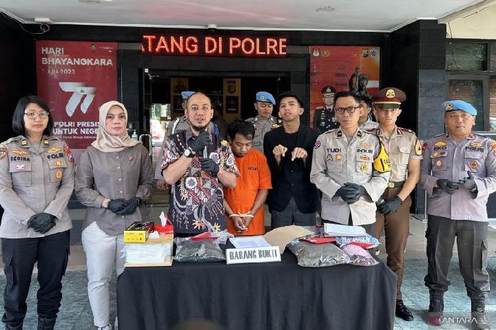 Kasat Reskrim Polresta Malang Kota Kompol Danang Yudanto memberikan keterangan dalam kasus pemerkosaan di Polresta Malang Kota, Jawa Timur, Jumat 24 Mei 2024. ANTARA/Vicki Febrianto.