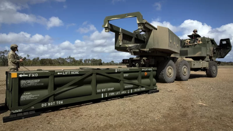 Foto AP/Sersan. Kelas 1 Andrew Dickson
Memuat rudal ATACMS ke dalam sistem rudal artileri HIMARS yang sangat mobile