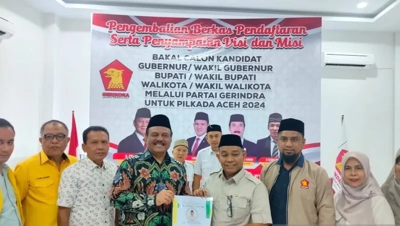 Bacalon Bupati Aceh Tenggara Ali Basrah saat menyerahkan berkas pendaftaran ke Partai Gerindra Aceh, di Banda Aceh, Rabu (29/5/2024) (ANTARA/Rahmat Fajri)