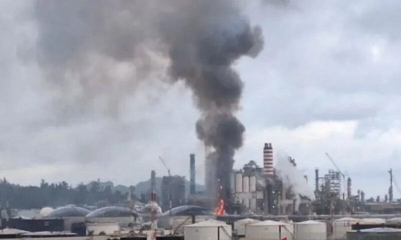 Dari kejauhan api nampak masih berkobar di kawasan KPI unit Balikpapan, Kaltim. ANTARA/Muhammad Solih Januar.