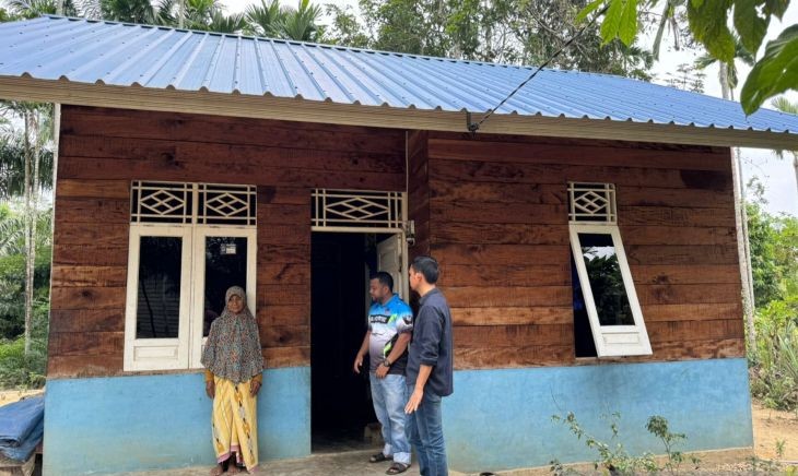 Saribanun (kiri) di rumah bantuan Medco E&P Malaka di Desa Alue Ie Mirah, Kecamatan Indra Makmur, Kabupaten Aceh Timur. (ANTARA/Hayaturrahmah)