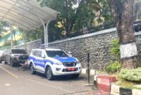 Mobil polisi militer tampak terparkir di halaman depan kompleks Kejaksaan Agung, Jakarta Selatan, Ahad, 26 Mei 2024. Pusat Polisi Militer TNI mengerahkan personel untuk memperkuan pengamanan di lingkungan itu buntut serangkaian teror yang diterima Kejaksaan Agung. TEMPO/Han Revanda Putra.