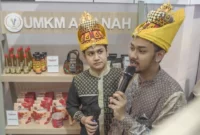 Syakir Daulay serta influencer Aceh, Khalil Toktok hadir dalam pameran UMKM yang digelar Aneuk Muda Aceh Unggul dan Hebat (AMANAH). (Istimewa)
