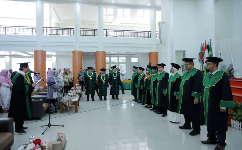 Inspektur Jenderal Pendidikan Islam Kementerian Agama RI Dr H Faisal Ali Hasyim mengukuhkan delapan guru besar UIN Ar Raniry di Banda Aceh, Rabu. (ANTARA/ HO-Humas UIN Ar Raniry)