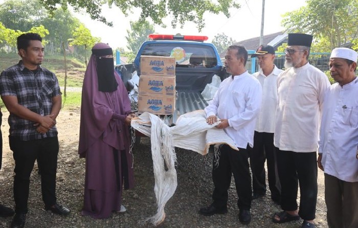 Kadis Sosial Dr. Muslem serahkan simbolis bantuan masa panik SDIT Ar-Rabwah(Mercinews)