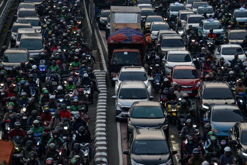 Deretan para pengedara sepeda motor saat terjebak macet di Jalan Gatot Subroto, Jakarta Selatan, Selasa (9/5/2023). Pemerintah DKI Jakarta berencana mengatur jam kerja baru. Hal tersebut dilakukan untuk mengurai kemacetan yang selalu terjadi di Jakarta. Direktorat Lalu Lintas Polda Metro Jaya mencatat, 54 persen kemacetan terpusat pada jam sibuk, yakni pada pukul 06.00 hingga pukul 09.00 serta jam pulang kantor yaitu di atas pukul 15.00. Sepanjang Januari sampai Juni 2022 di Jabodetabek terdapat 22,23 juta kendaraan roda dua, 4,14 juta kendaraan roda empat, 344,600 kendaraan berat, dan 840,600 angkutan umum.

Fakhri Fadlurrohman (Z19)
09-05-2023