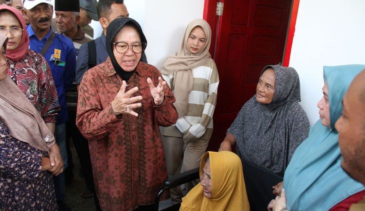 Tri Rismaharini menegur Kepala Desa Jeumpa Glumpang, saat berkunjung ke Kecamatan Matangkuli, Aceh Utara, Rabu (29/5/2024). 