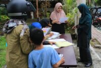 Polisi Syariah Islam atau Wilayatul Hisbah menegur dan mendata warga yang terjaring razia busana muslim di Desa Suak Indrapuri, Johan Pahlawan, Aceh Barat, Aceh, Jumat (24/5/2024). (FOTO/ANTARA)