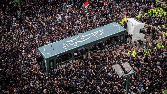 Foto: Ribuan Pelayat Iringi Pemakaman Presiden Iran Ebrahim Raisi