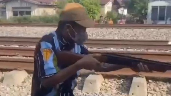 Tangkapan layar video warga di Tembung tawuran bawa senapan. (Foto: Tangkapan layar video viral/Istimewa)