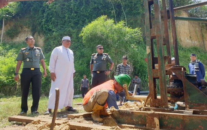Kolonel Inf Ali Imran, meninjau pengeboran sumur bor di Dayah Darul Ulum Al-Munawwarah, Gampong Lhok Mon Puteh Kota Lhokseumawe