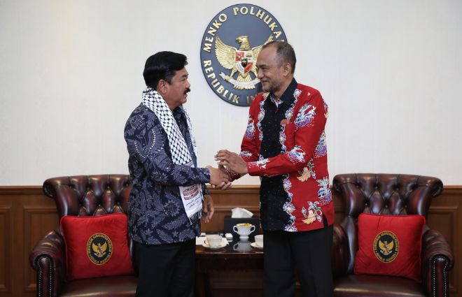 Ketua Presidium Mer-c Dr. Sarbini Abdul Murad bertemu dengan Menkopolhukam Hadi Tjahjanto. FOTO (MER-C)