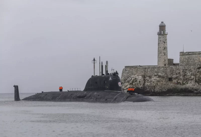 Foto AP/Arial Ley
Kapal selam nuklir Rusia Kazan tiba di pelabuhan Havana, Kuba. 