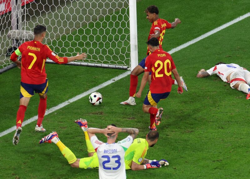 Gol bunuh diri bek Italia Riccardo Calafiori No 5  terkena Lutut / Foto: X Euro2024