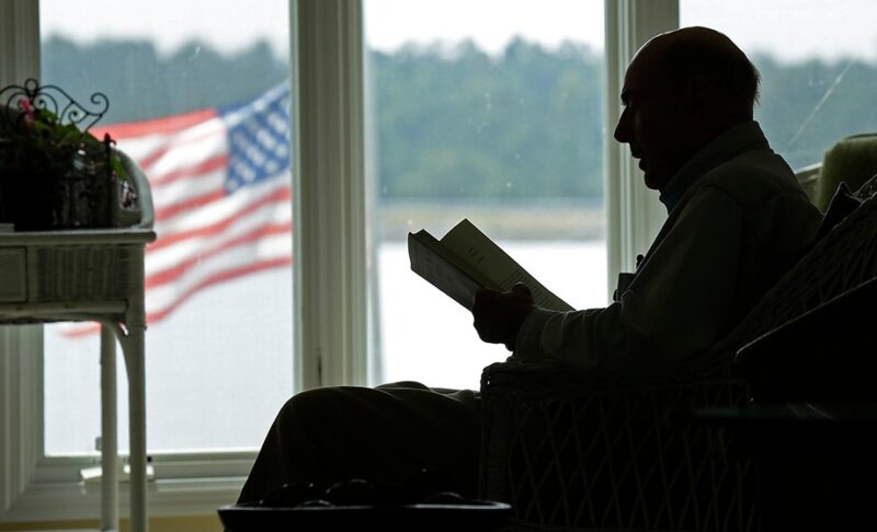 Pembaca Amerika tertarik pada literatur militer.
Foto: Gerry Broome/AP