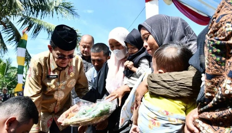 Pj Wali Kota Banda Aceh Amiruddin dan TP PKK Banda Aceh Wardiati menyerahkan makanan dan buah-buahan untuk anak-anak di Gampong Alue Naga, Banda Aceh, Kamis (13/6/2024). (ANTARA/HO-Humas Pemkot Banda Aceh)