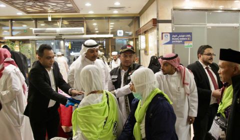 Ilustrasi: Kepala Daerah Kerja Madinah, Ali Machzumi didamping masyaraik dan pihak hotel menyambut kedatangan jemaah haji(Dok: Media Center Haji 2024)