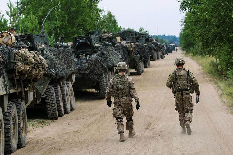 Dua tentara Amerika Serikat dari Resimen Kavaleri Kedua Skuadron Pertama berjalan di tengah konvoi latihan respon cepat pada 11 Juni lalu di Polandia.(Kemenhan AS via Newsweek)