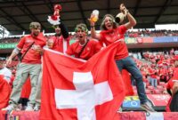 Penggemar Swiss yang bahagia di Cologne pada hari Sabtu Keystone / Peter Klaunzer