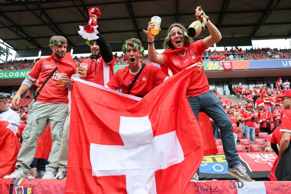 Penggemar Swiss yang bahagia di Cologne pada hari Sabtu Keystone / Peter Klaunzer
