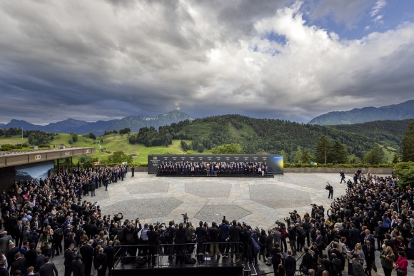 sekitar 100 negara dan organisasi peserta konferensi perdamaian Ukraina di resor Bürgenstock Swiss.