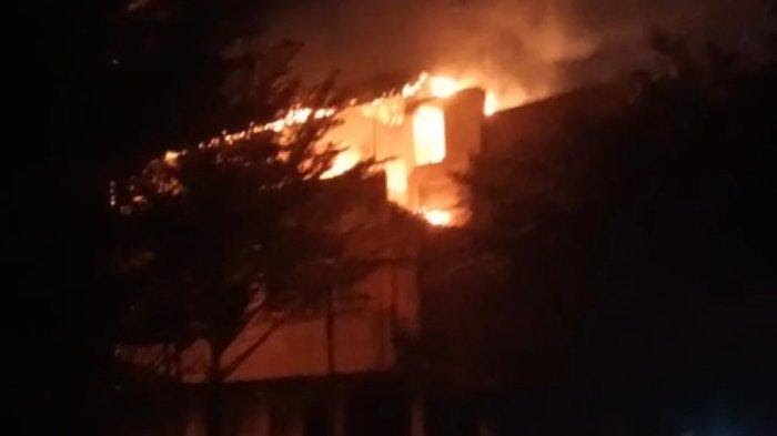 Gedung Pesantren Modern Babun Najah yang terletak di Desa (Gampong) Ie Masen Kecamatan Ulee Kareng, Banda Aceh terbakar. 