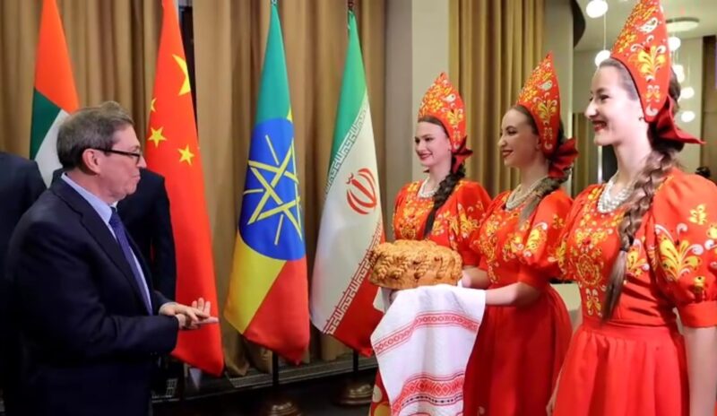 Menteri Luar Negeri Kuba Bruno Rodriguez Parrilla tiba di Nizhny Novgorod untuk berpartisipasi dalam pertemuan para kepala badan urusan luar negeri negara-negara BRICS. Diplomat itu disambut dengan roti dan garam/Sumber Foto Telegram Iz.ru 