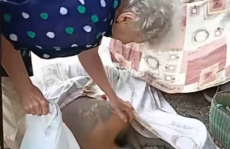 Ibu mendiang wanita tiba di lokasi tragedi.