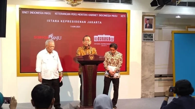 Menteri Sekretaris Negara (Mensesneg) Pratikno saat mengumumkan pengunduran diri Kepala Otorita Ibu Kota Nusantara (OIKN) Bambang Susantono dan Wakil OIKN Dhony Rahajoe di Istana Kepresidenan Jakarta, Senin (3/6/202). (ANTARA/Andi Firdaus)