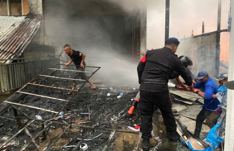 Foto: Aksi Cepat Brimob Aceh bantu padamkan api kebakaran ruko di Aceh Utara