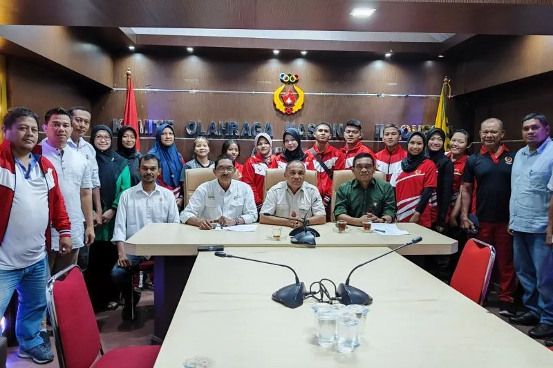 Pengurus KONI Aceh saat melepas atlet dan pelatih yang mengikuti training camp ke Rusia, di Banda Aceh, Jumat (28/6/2024) (ANTARA/HO)
