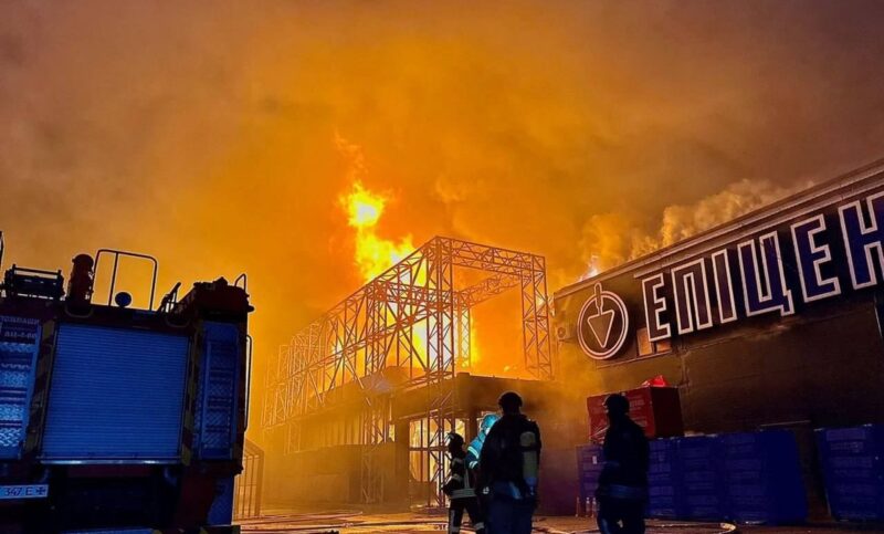 Pada malam hari Rabu, gudang diserang di hypermarket konstruksi 