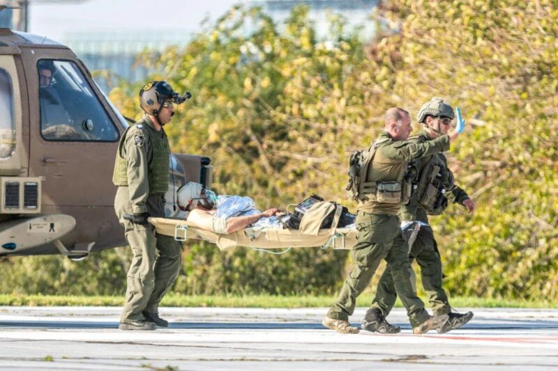 FOTO: SaatTentara Israel mengevakuasi rekan mereka yang roboh dan terluka dalam pertempuran di Jalur Gaza