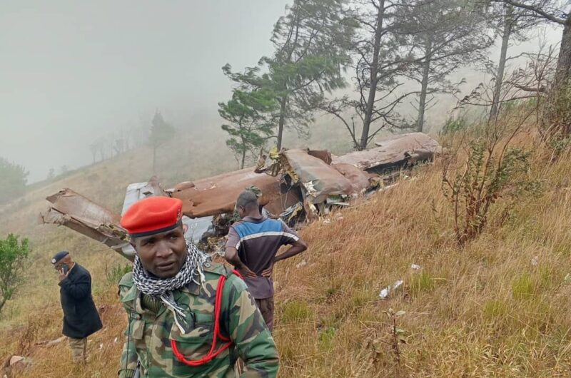 Tim penyelamat menemukan puing-puing pesawat Wakil Presiden Malawi, Foto: AFP.