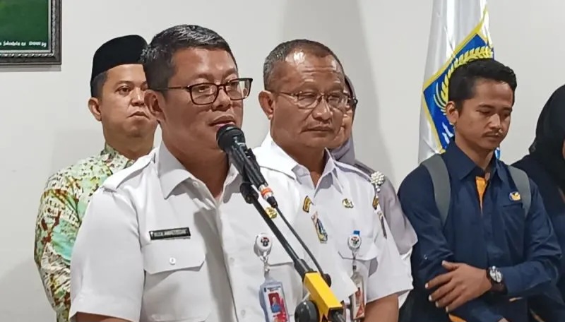 Pelaksana Tugas (Plt) Kepala Dinas Pendidikan Provinsi DKI Jakarta Budi Awaluddin memberi keterangan kepada media di Jakarta, Rabu (12/6/2024). ANTARA/Khaerul Izan