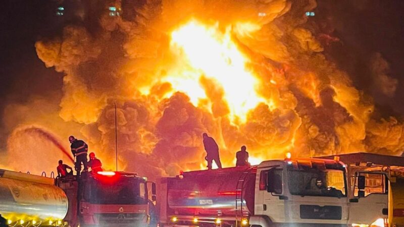 Kebakaran hebat terjadi di gudang kilang minyak di provinsi Erbil, Irak, di utara/ Foto: Telegram