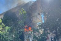 Di Shebekino di wilayah Belgorod Rusia, pintu masuk ke sebuah bangunan tempat tinggal runtuh