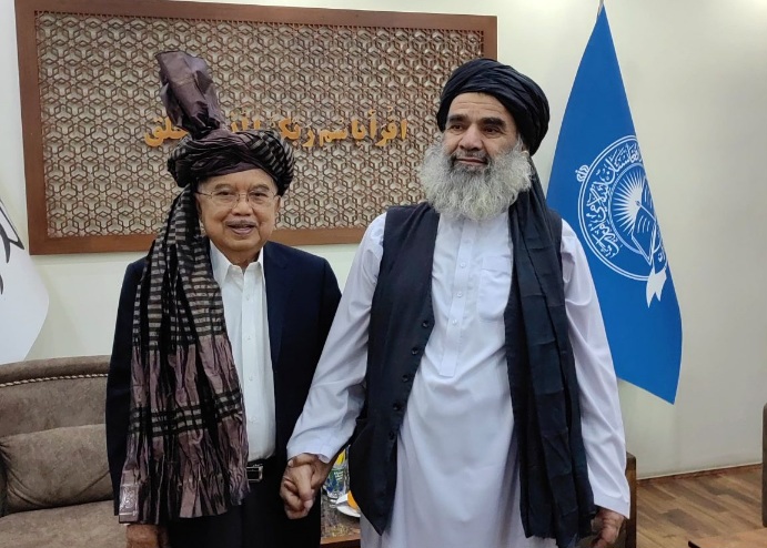 Foto: Menteri Pendidikan Afghanistan Mullah Habibullah Agha memakaikan serban ke Ketua DMI Jusuf Kalla (JK). Serban khas Afghanistan itu sebagai bentuk penghormatan.
