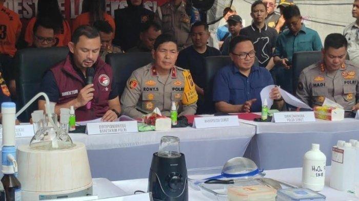 Direktur tindak pidana narkoba Bareskrim Polri Brigjen Mukti Juharsa (kiri) Waka Polda Sumut Brigjen Rony Samtana, Dirresnarkoba Polda Sumut dan Kombes Hadi Wahyudi saat memaparkan kasus laboratorium ekstasi di Medan, Kamis (13/6/2024) sore. Sebanyak 5 orang ditangkap. FOTO: Tribun Medan