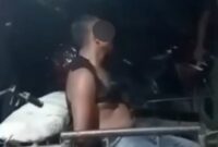 Saat seorang mengamankan oknum polisi tersebut biar tidak diamuk lagi sama warga 