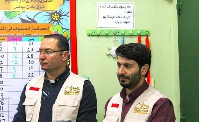 Khalil Abu Mahmoud (kiri) bersama Bilal Bin Mahmoud Anbar, relawan AWG di Jalur Gaza


