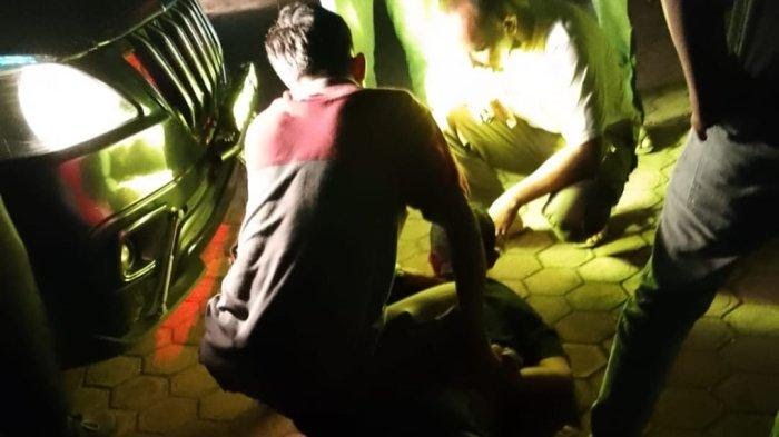 Petugas Satpol PP dan WH Aceh Barat saat menangkap salah satu pelaku ketika hendak melarikan 12 orang etnis Rohingya di Jalan Gajah Mada Meulaboh, Sabtu (25/5/2024)