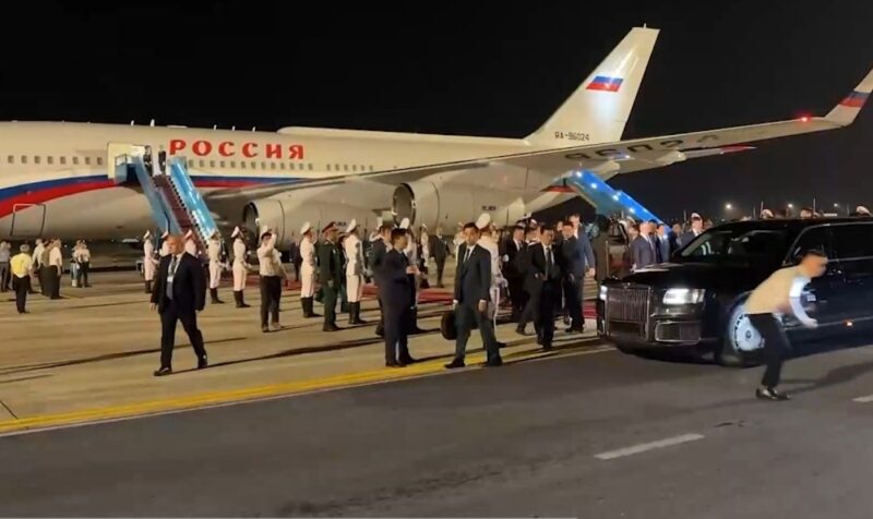 Pesawat Vladimir Putin tiba di ibu kota Vietnam