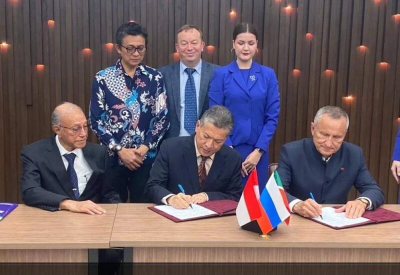 Wali Nanggroe Aceh, Tgk Malik Mahmud Al Haytar membawa tiga  
 Rektor Universitas Aceh dan Teken  
MoU Dengan KSPEU Rusia (Mercinews/ Humas Wali Nanggroe Aceh.