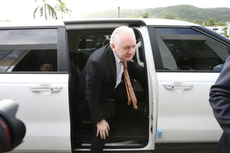 CHUNG SUNG-JUN/GETTY IMAGES
Keterangan gambar,Pendiri WikiLeaks, Julian Assange, telah tiba di Gedung Pengadilan Amerika Serikat (AS) di Saipan, Kepulauan Mariana Utara, 26 Juni 2024.