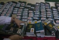 Ilustrasi - Petugas menata dokumen paspor dan visa jamaah calon haji/ Foto: Antara