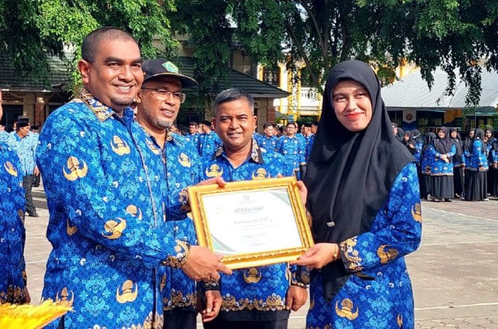 Pustakawan Aceh Besar Rahmawati SIP saat menerima penghargaan Kanwil Kankemenag Aceh di Tungkop, usai upacara Hari Lahi Pancasila, Sabtu (1/6/2024).